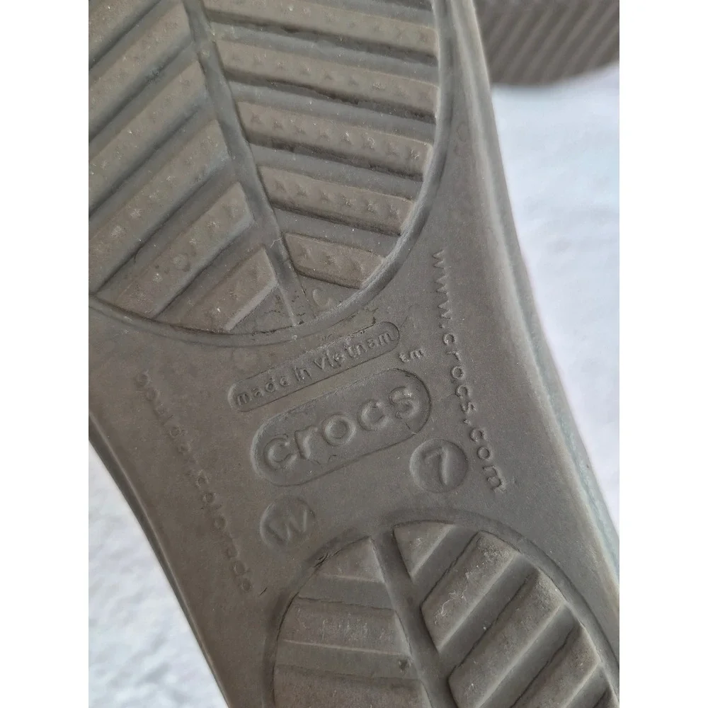 Crocs Sanrah Hammered Circle Wedge Sandals Womens 7 Espresso Brown Gold Slide